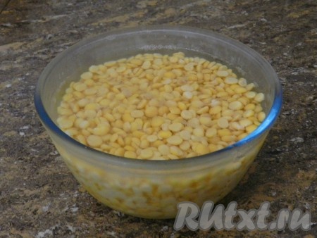 Залить водой в пропорции 1:2, добавить чайную ложку соды, перемешать и оставить на ночь. Можно убрать в холодильник, если на кухне жарко. Утром воду слить, горох хорошо промыть.
