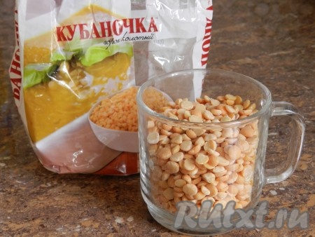 Горох тщательно промыть.