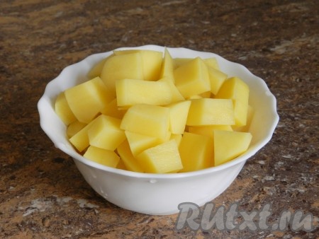 Картофель очистить и нарезать кубиками.