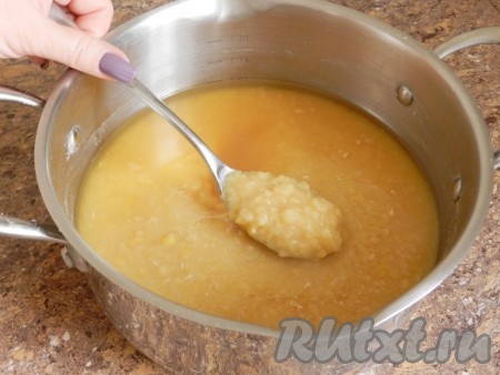 Залить чистой водой и поставить варить (воды должно быть в 2 раза больше гороха). Время варки зависит от качества гороха, может быть от 20 минут до 1-1,5 часов. Я варила горох 40 минут. Когда горох сварится, лишнюю воду можно слить.
