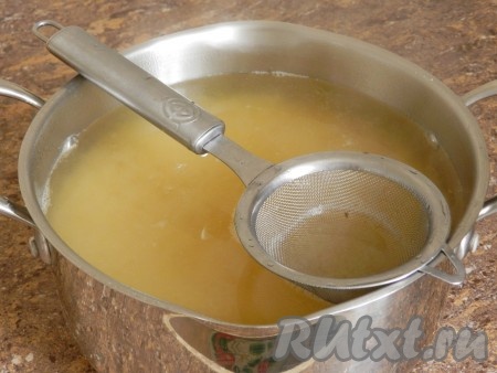 Готовый мясной бульон через сито влить в кастрюлю с горохом до объема 2 литра, поставить на огонь, довести до кипения. Мясо снять с кости и вернуть в суп.
