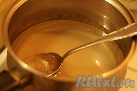 Смешать воду, масло, сахар и мед. Нагреть до полного растворения сахара и меда.