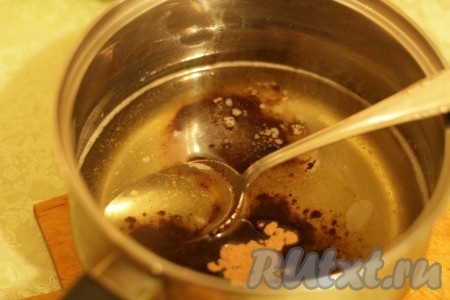 Полученной смеси дать остыть до 30-40 градусов. Добавить какао, соду и корицу, тщательно перемешать.