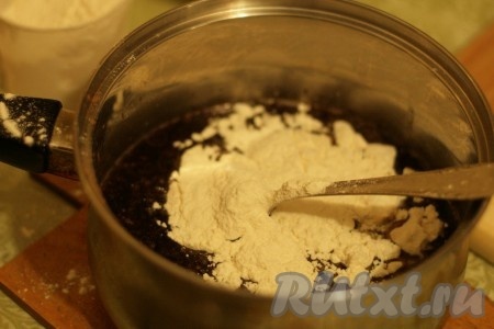 Постепенно ввести муку, замешивая тесто. Оно должно получиться, как густая сметана.