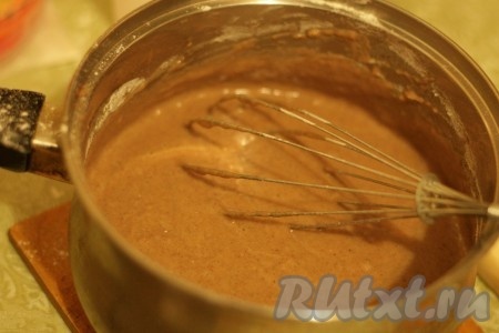 Тесто удобно перемешивать венчиком. Комочков остаться не должно.