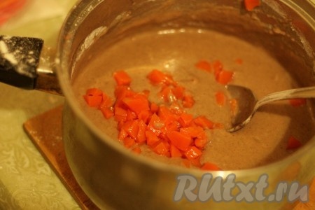 Добавить тыкву в тесто.