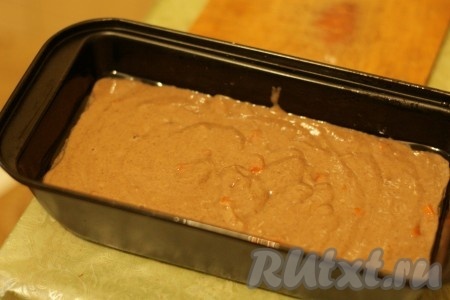 Перемешать. Выложить в форму, смазанную растительным маслом. 