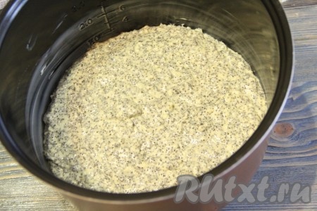 Выпекать можно и в духовке, и в мультиварке. Я выпекала корж в мультиварке, выложив тесто в чашу мультиварки, смазанную сливочным маслом, на режиме "Выпечка" в течение 60-70 минут.&nbsp; Можно выпекать корж в разогретой духовке при температуре 180-200 градусов, примерно, 45 минут (форму для выпечки нужно смазать сливочным маслом или застелить пергаментной бумагой). Готовность проверить сухой зубочисткой.
