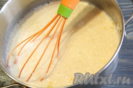 С помощью венчика хорошо перемешать молоко с сахаром, мукой и яйцом, затем поставить наш будущий крем на огонь.&nbsp;
