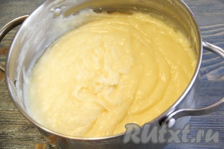 Крем должен получиться гладким, однородным. Дать крему слегка остыть.