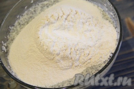 Затем добавить просеянную муку и разрыхлитель, хорошо перемешать получившееся тесто.

 