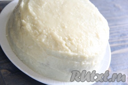 Выложить сверху второй корж, смазать кремом, затем накрыть третьим коржом. Верх и бока торта смазать кремом и поставить на ночь в холодильник.
