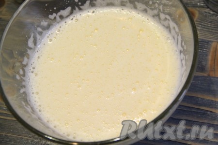 Яйца с сахаром взбить миксером, масса должна посветлеть и стать пышной.
