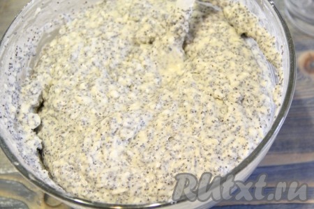 Тесто для выпечки маково-кокосового торта должно получиться в меру густым и воздушным.
