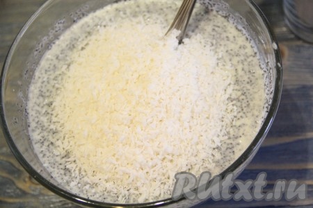 Далее всыпать кокосовую стружку, перемешать.