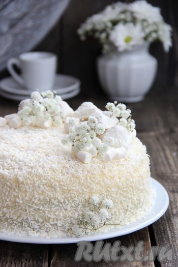 Украсить нежный, вкусный маково-кокосовый торт по желанию. Я обсыпала торт кокосовой стружкой.
