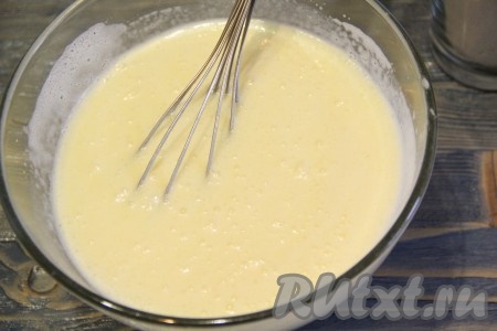 В яичную массу добавить сметану и растопленное масло, с помощью венчика смешать до однородности.