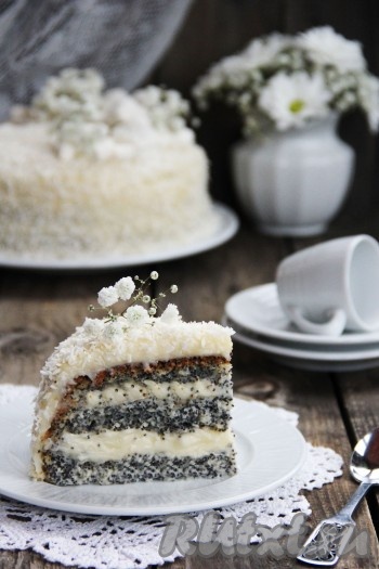 На фото видно, каким красивым получился маково-кокосовый торт в разрезе.