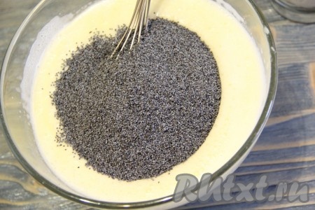 В получившуюся массу всыпать мак и перемешать.