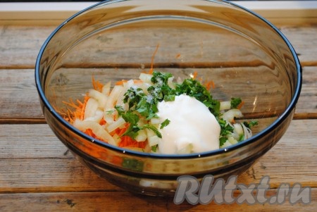 Наш яркий салатик посолить и заправить майонезом, перемешать.&nbsp;
