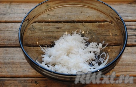 Очистить редьку дайкон, морковь и лук. Для этого салата дайкон можно натереть на тёрке для корейской морковки или на крупной тёрке.&nbsp;
