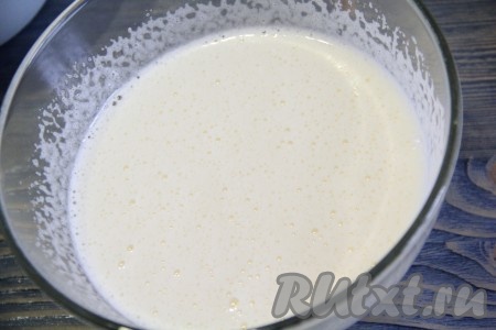 Взбить миксером яйца с сахаром в пышную массу.&nbsp;
