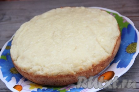 Готовый творожный пирог аккуратно переложить из чаши мультиварки на тарелку и слегка остудить. 
