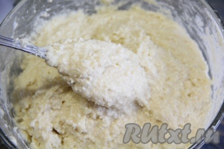Тщательно перемешать тесто ложкой или силиконовой лопаткой. Тесто получится в меру густым и комковатым.
