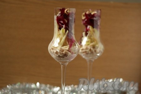 Салат из курицы, свеклы и чернослива