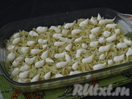 Поверх лука выложить очищенный варёный картофель, натёртый на крупной тёрке, немного посолить и смазать майонезом.