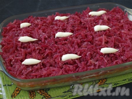 Последним слоем равномерно выложить очищенную варёную свеклу, натёртую на крупной тёрке, посолить и также смазать майонезом.