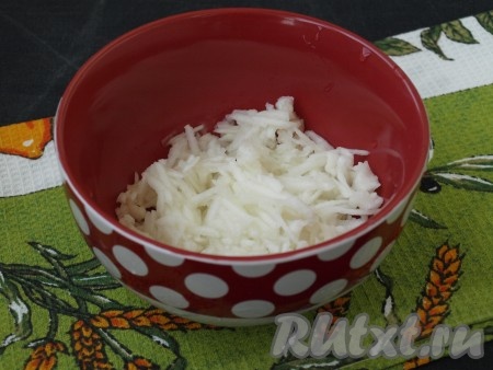 Яблоки очистить от кожуры. В глубокую тарелку натереть яблоки на крупной тёрке, удаляя сердцевину с семечками. Натёртые яблоки смешать с лимонным соком.