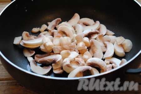Грибы отправить на сковороду с небольшим количеством растительного масла.&nbsp;
