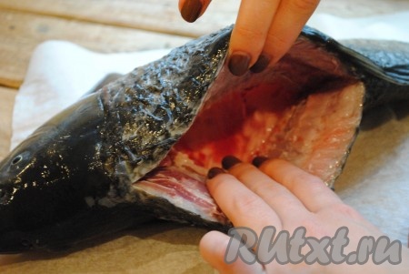 Карпа вымыть, очистить от чешуи, удалить жабры. Затем разрезать вдоль хребта и выпотрошить рыбу. Должен получится вот такой кармашек, как на фото. Затем рыбу ещё раз хорошо вымыть внутри и снаружи, обсушить и натереть солью и приправой к рыбе.&nbsp;
