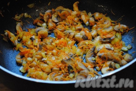 Жарить, помешивая, около 5 минут. Овощи должны стать мягкими, затем посолить по вкусу.&nbsp;
