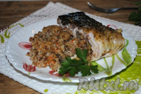 Необыкновенно вкусного карпа, фаршированного гречкой и грибами, можно подавать на стол.&nbsp;
