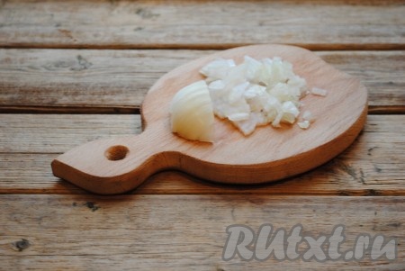Лук очистить и нарезать кубиками.&nbsp;
