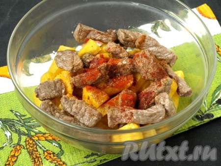 В глубокой миске смешать обжаренную тыкву и говядину, добавить кориандр, молотую паприку, перец и соль, хорошо перемешать.
