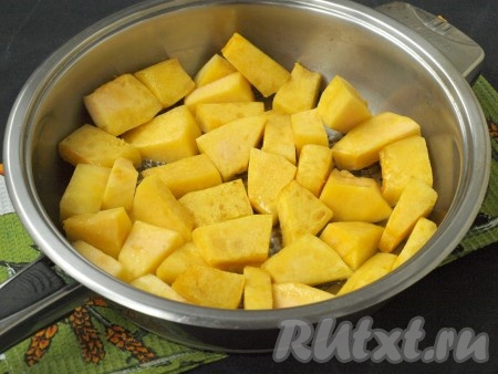 Крупными кусочками нарезать очищенную тыкву. В сковороде разогреть подсолнечное масло и слегка обжарить кусочки тыквы со всех сторон.