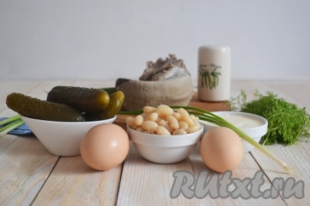 Подготовить необходимые ингредиенты для приготовления салата с языком и фасолью