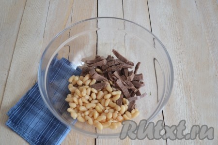 Сорт фасоли можно использовать любой.&nbsp;Я использовала белую фасоль, предварительно её не замачивала и варила 50 минут. Если будете использовать красную фасоль, обязательно замочите ее в воде на 5-7 часов, а затем варите до готовности (время приготовления во многом зависит от сорта фасоли). Белая фасоль варится быстрее, чем красная. При варке уровень воды должен быть значительно выше самой фасоли. Если испарилось много воды, а фасоль еще твердая - можно долить кипяченой горячей воды. Во время приготовления соль ни в коем случае не добавлять, только по окончанию варки. И варить фасоль обязательно без крышки. Фасоль для салата должна быть целенькой и мягкой. Главное - не переварить фасоль, но и недоваренная фасоль не подойдет. Добавить фасоль к вареному языку.