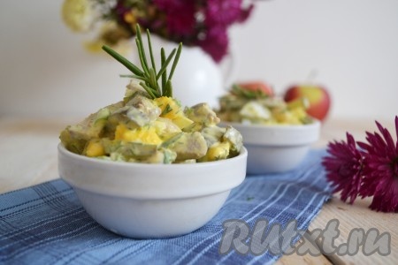 По вкусу добавить соль, заправить сметаной, перемешать, разложить по салатникам и подать на стол. Салат с языком и фасолью не нужно настаивать, так как он уже сочный, нежный и очень вкусный.
