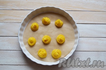 Выложить тесто в кондитерский шприц и отсадить пирожные на небольшом расстоянии друг от друга (на расстоянии, примерно, 1-2 см).
