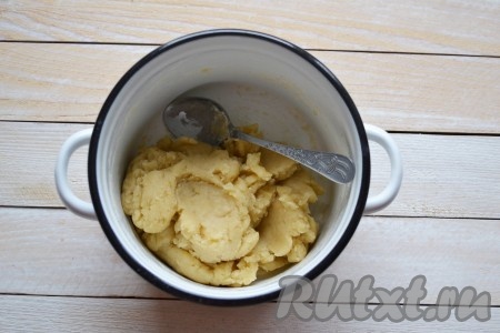 Муку дважды просеять и одним заходом всыпать в кастрюлю. Быстро-быстро перемешать лопаткой до однородного состояния. Тесто станет плотным и мягким, будет легко отходить от стенок кастрюли.&nbsp;
