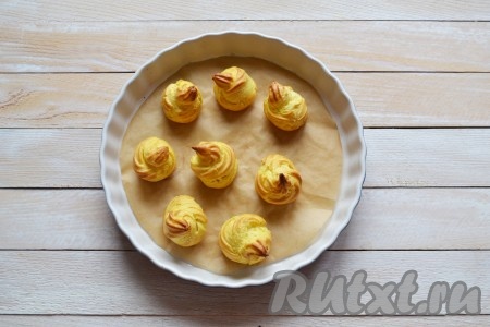 Выпекать юмбрики в разогретой духовке первые 10 минут при температуре 220 градусов, следующие 20 минут - при температуре 170 градусов. Рекомендую дверцу духовки во время выпекания не открывать, иначе пирожные осядут.
