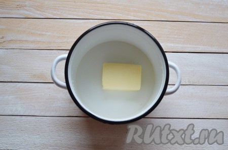 В кастрюлю влить воду и выложить масло. Поставить кастрюлю на слабый огонь и дождаться полного растворения сливочного масла. Всыпать щепотку соли.
