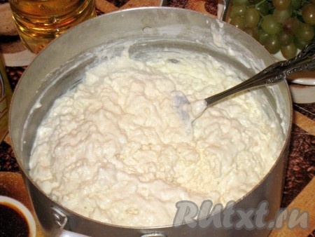 Быстро перемешать, не взбивая и не увлекаясь. Тесто для оладий на кефире получается густым и пышным.
