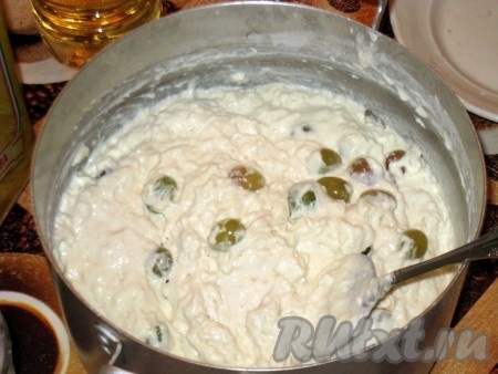 Добавить, по желанию, виноград и одним-двумя движениями вмешать его в тесто.
