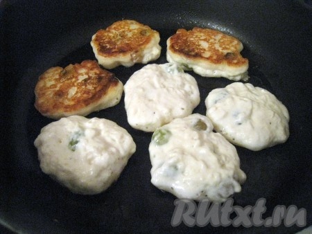 На сковороду хорошо, разогретую с растительным маслом, выкладывать столовой ложкой тесто, формируя оладушки. Жарить оладьи с двух сторон на среднем огне.
