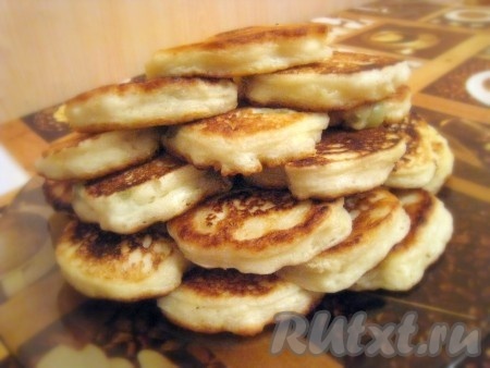 Оладьи, замешанные на кефире без добавления яиц и дрожжей, получаются пышными, очень вкусными и аппетитными.
